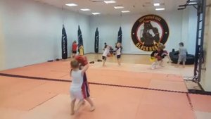 Детская тренировка по тайскому боксу. Дети 4 лет. Тренер: Ратманский С.И. СК "Black Horse"