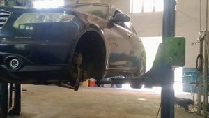 Бьёт Руль и педаль при торможении, Инфинити fx35