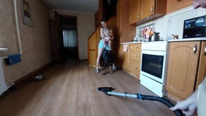 Собака охраняет ребенка и маму.