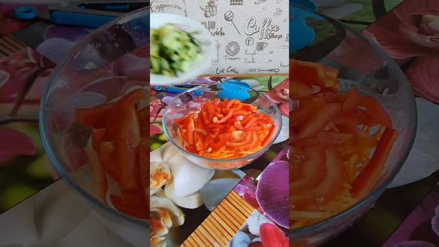 Фунчоза с овощами. очень вкусная фунчоза, салат с овощами