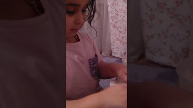 Ева и клубничная семья ❤️ Опыт с подгузником смотреть онлайн