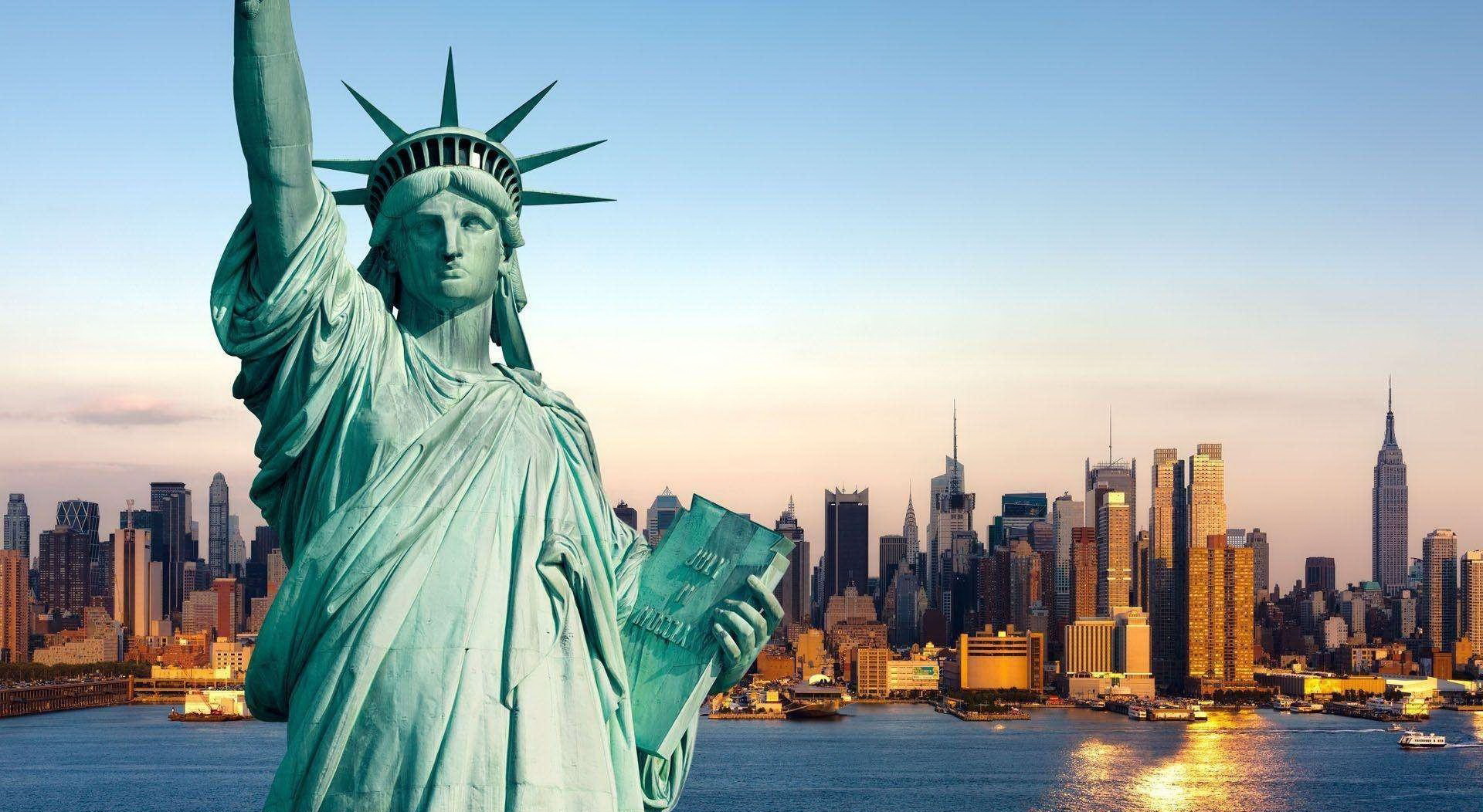 Чем известна страна сша. Статуя свободы Нью-Йорк. Нью Йорк статуясвободу. Нью Йорк Манхеттен статуя свободы. Статуя свободыфв НЬЮЙОРКЕ.