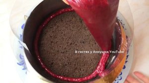 Шоколадный торт с ягодной прослойкой, французский крем на желтках ,сахарный лист для декора торта