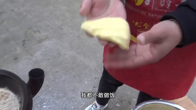 表妹请表姐来吃饭，让妹夫做地锅鸡，再焖一份玉米饼 ，好热情 | Sister comes as a guest, brother-in-law makes local pot chicken