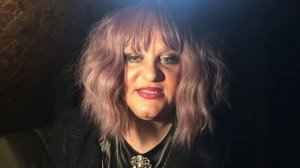 Певица и ведущая Алла Браун читает рассказ "Полет на унитазе в Америку".