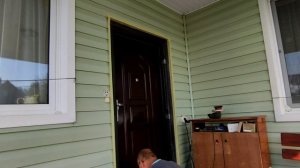 Покраска входных дверей в частном доме.