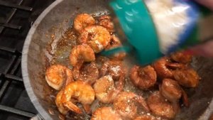 КРЕВЕТКИ в ЧЕСНОЧНО-СОЕВОМ соусе.SHRIMP in GARLIC SOY sauce