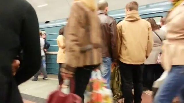Пробки в метро Москвы. В вагон не могут зайти люди