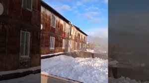 В Нягани (ХМАО) с крыши сошла мощная лавина снега. Вместе с балконами
