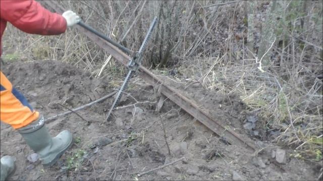 ВЗЯЛ БРАТА В ДОЛЮ! |Искали рельсы и нашли| Коп металлолома на УЖД смотреть онлайн