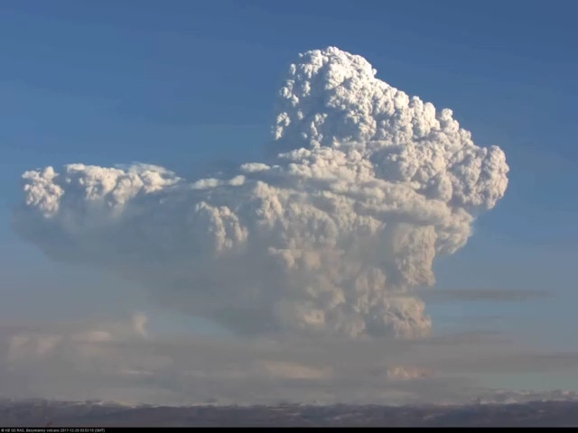 Вулкан Безымянный. Пепловый выброс на высоту ~15 км над уровнем моря. 2017-12-20 03:55 UTC.