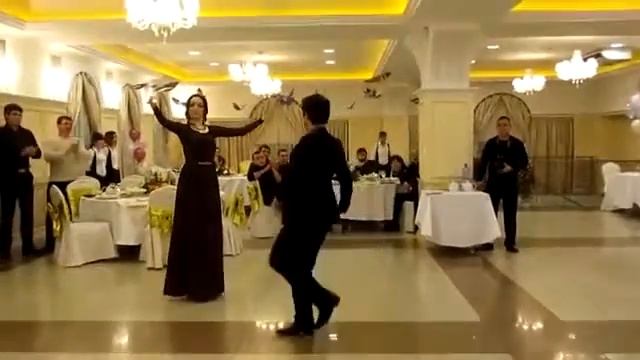Вот так должна девушка танцевать лезгинку и никак иначе! смотреть онлайн