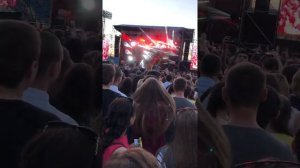 Руки над головами