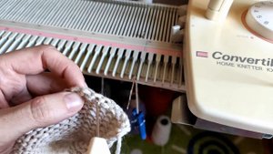 Обработка края полотна на однофонтурной машине. I-cord шнур. #stayhome #knitwithme