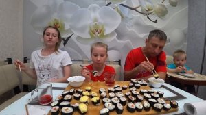 МУКБАНГ ПЕРВЫЕ ДОМАШНИЕ РОЛЛЫ ОТ НАСТЁНКИ! #stepfamily #mukbang #мукбанг