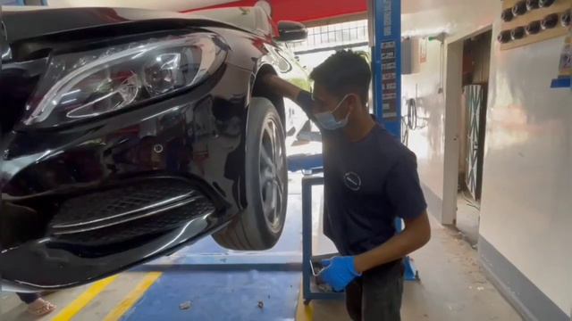 Mercedes Benz E200 Engine Oil Change at One Star lube смотреть онлайн