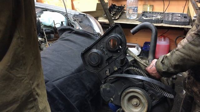 Как снять двигатель на Приоре 16клапанов и разобрать. Часть 1 "Готовимся к капиталке?" смотреть онлайн