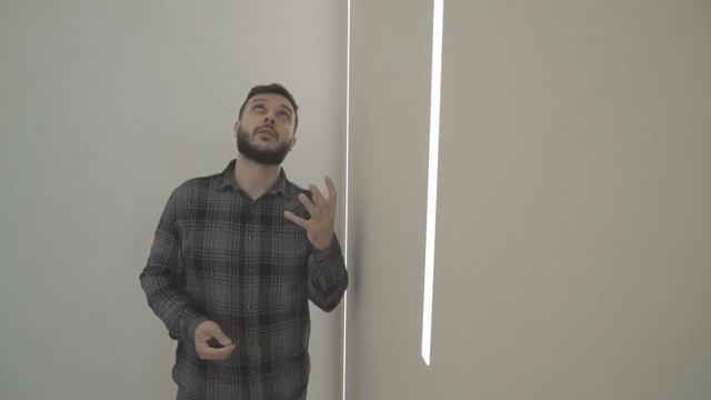 Световые линии-с потолка на стену.