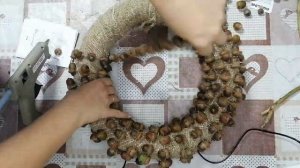 Поделка в детский сад Осенний венок из природных материалов из желудей каштанов грецких орехов шише