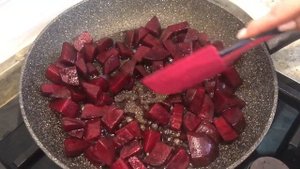 Тёплый салат из свеклы с сыром горгонзола