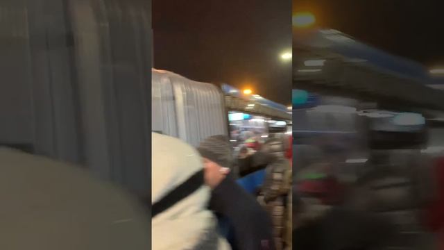 Остановка у метро Щелковская в Гольяново. Попытка прорваться в 223 автобус в 19:30 вао гольяново