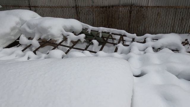 Первая поездка на дачу в 2022 году/Последствия снегопада на даче/Чистим снег смотреть онлайн