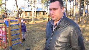 Ревдинский кирпичный завод оборудовал в поселке Крылатовский детскую площадку