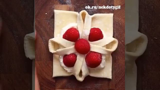 Пироженное из слоёного теста с малиной
