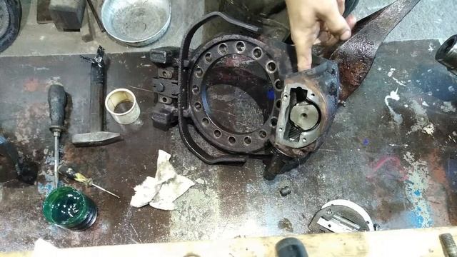 Вольво FH 12. Замена балки. Часть 9. Тормозные супорта. смотреть онлайн