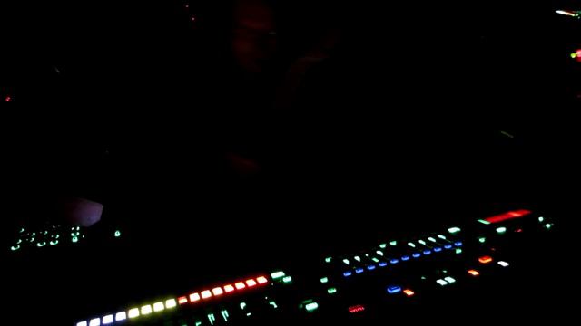 "Falling" MX-1, TR-8, TB-3, System 1, Juno 60/106, SH-201, G8, JX-3P/10, JP-8000, RG9, and Korg M1 смотреть онлайн