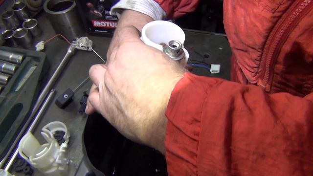 Daihatsu Terios - Замена топливного фильтра и сетки смотреть онлайн