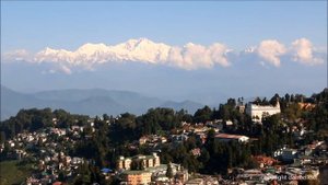 Дарджилинг Гималаи Индия, пик Канченджанга, старая железная дорога.