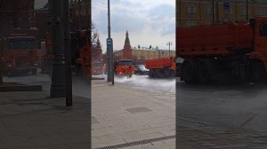 Москва, Манежная, Тверская моют улицы с шампунем и пеной