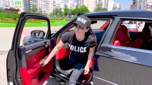 Aventura Policial de Den! | Coches de policía para niños!