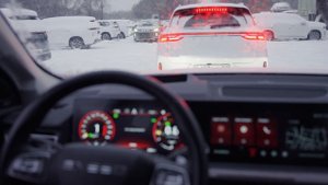 EXEED: Система помощи при движении в заторе