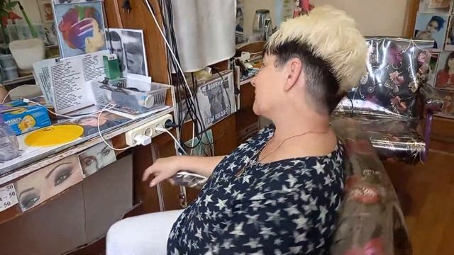 Постриглись под модельную стрижку машинкой + двойное окрашивание. смотреть онлайн