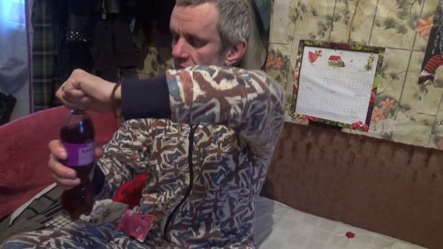 обжор мукбанг картошка тушёная селёдка чеко пай клубничный и китайская фанта виноград