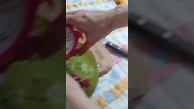 РЕБЕНОК СНИМАЕТ САМ, РАЗРЕЗАЕМ И ОН ЕСТ ПИТАХАЙЮ. THE CHILD REMOVES ITSELF, CUT IT,HE EATS PITAHAYA смотреть онлайн