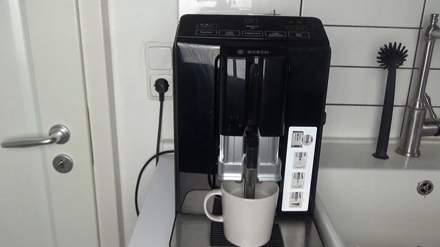Bosch Verocup 100 Latte macchiato zubereiten Latte macchiato machen Bosch Verocup 100 смотреть онлайн