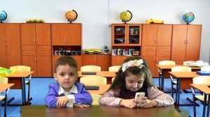 Дети играют в школу. Маша нашла телефон и принесла его в школу