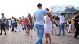 танцуют парни и девушки красиво_Вдох выдох