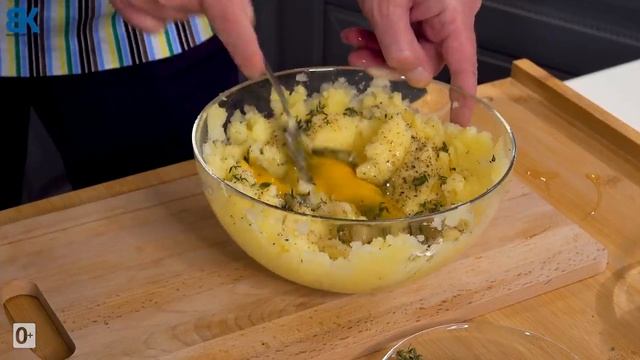 Картофельные котлеты на сковороде с луком и сыром