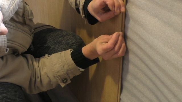 Куда девать старый ламинат? Обшиваем стены.