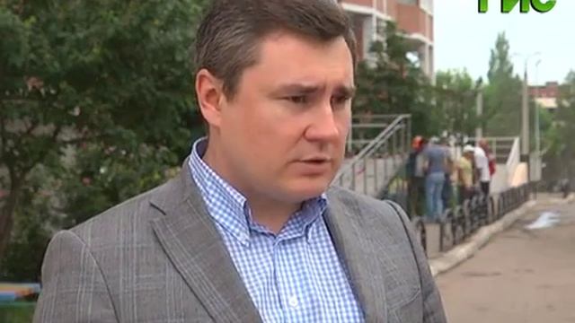 По просьбе жильцов у подъезда жилого дома построили пандус смотреть онлайн