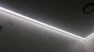 Натяжной потолок в ванной комнате с контурной подсветкой.
