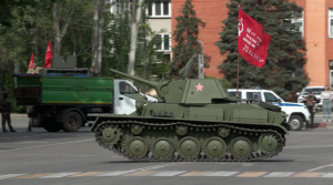 В Мелитополе по центральной улице прошел танк Т-70 в День Победы