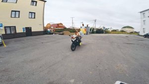 Реакция девушки на подаренный мотоцикл - первые покатушки по городу