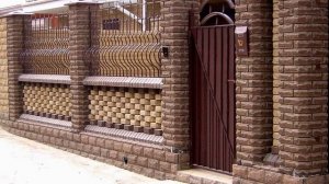 Самые красивые заборы из кирпича. Оригинальные решения.