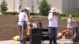 Индейцы играют на флейте на дне города Омска / Indians from North America, USA