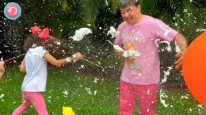 Настя и папа лопают шарики с сюрпризами